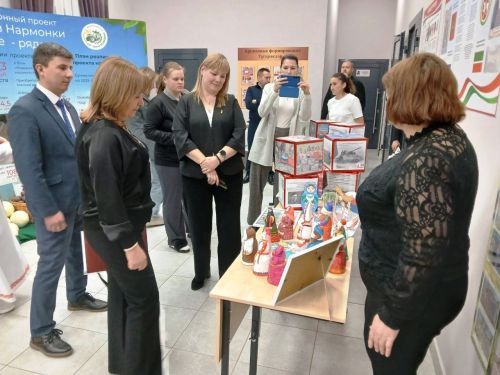 В Нармонском поселении творческие люди — выставка и концерт на встрече с руководством