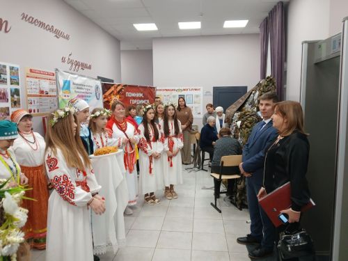 В Нармонском поселении творческие люди — выставка и концерт на встрече с руководством