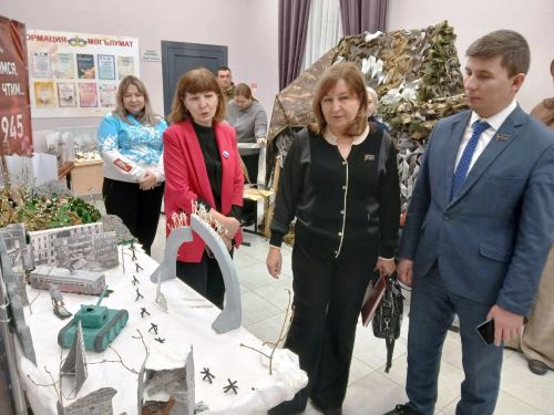 В Нармонском поселении творческие люди — выставка и концерт на встрече с руководством