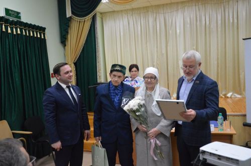 Татарско-Сараловский дом культуры получил в подарок гармонь от главы Лаишевского района