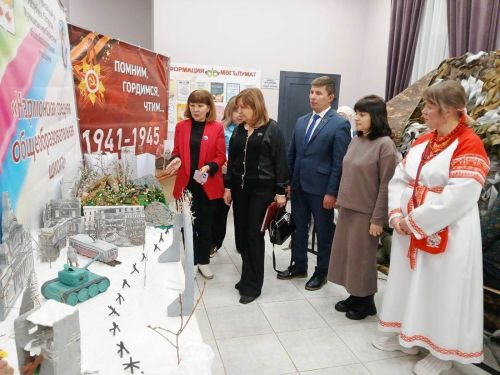 Нармонка җирлегендә иҗат кешеләре — күргәзмә һәм җитәкчелек белән очрашуда концерт