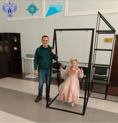 Сәхнәдә — кырыс Дамир, тормышта — кызын тирбәтүче Ринат