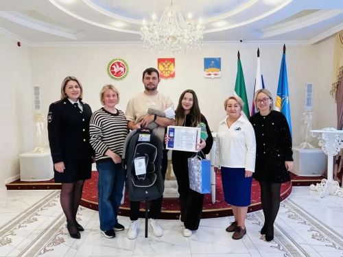 В Лаишевском ЗАГСе зарегистрирован сотый малыш: первенцу вручили автолюльку
