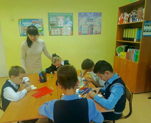 Именьковские школьники подготовили открытки ко Дню отца