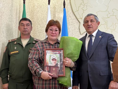 Глава Лаишевского района передал сестре погибшего бойца орден Мужества