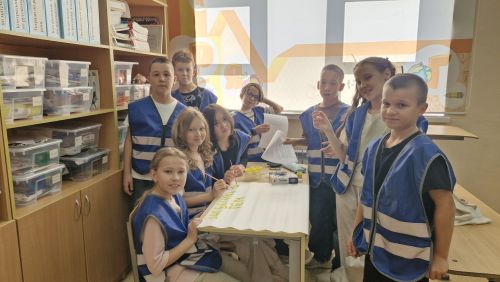 Отряд ЮИД из Усадов учит малышей быть заметными на дороге