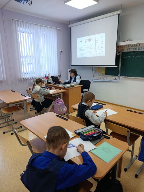 В Ташкирменской школе рассуждали о дипломатии