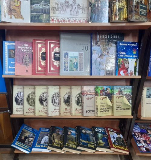 К Году единства народов России в Лаишевской библиотеке открыли книжную выставку