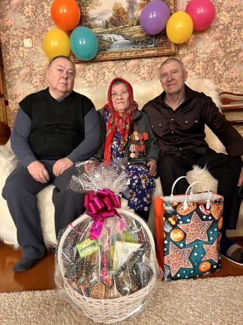Лаешта 101 яшьлек тыл хезмәтчәнен котладылар