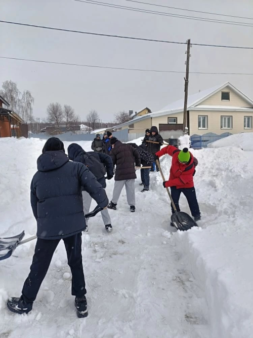 «Снежный десант»: школьники пришли на помощь пожилым жителям Лаишево