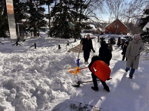 Ученики гимназии № 1 г. Лаишево приняли участие в трудовом десанте