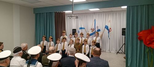 Генерал-майор Бородин вручил юнармейцам Кирбинской школы флаг и удостоверения