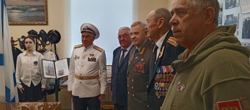 Генерал-майор Бородин вручил юнармейцам Кирбинской школы флаг и удостоверения