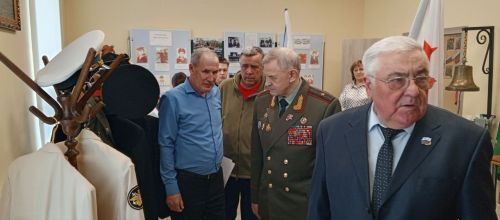 Генерал-майор Бородин вручил юнармейцам Кирбинской школы флаг и удостоверения