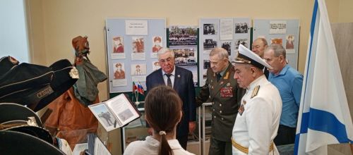 Генерал-майор Бородин вручил юнармейцам Кирбинской школы флаг и удостоверения