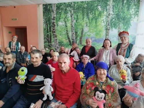 Балалар орденының йөрәк җылысы: Игелек концерты ялгыз өлкәннәрне сөендерде