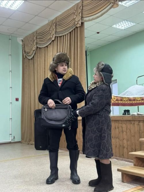 «Магия 25-го кадра: Как сельская сцена превращается в волшебное окно в мир кино!»