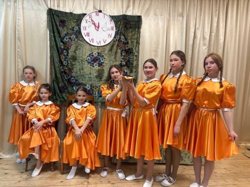 «Магия 25-го кадра: Как сельская сцена превращается в волшебное окно в мир кино!»