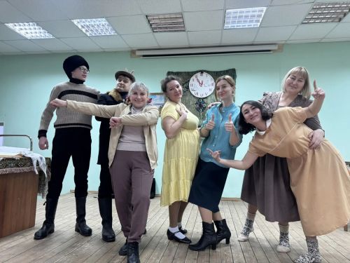 «Магия 25-го кадра: Как сельская сцена превращается в волшебное окно в мир кино!»