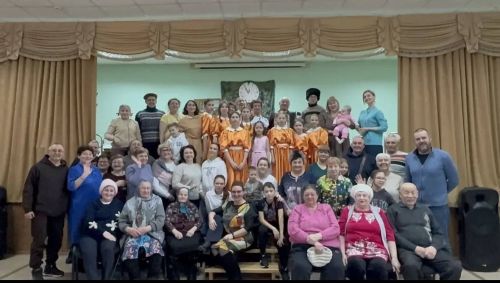 «Магия 25-го кадра: Как сельская сцена превращается в волшебное окно в мир кино!»