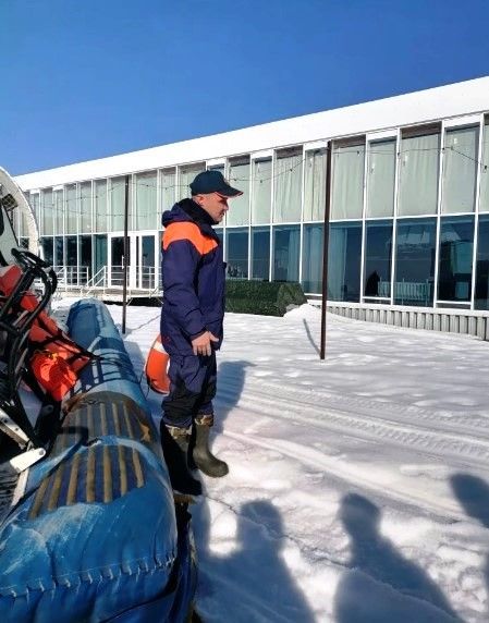 Спасатели научили школьников безопасности на воде и льду