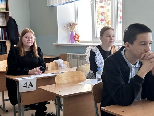 Родители и школьники Лаишево вместе сдали пробный экзамен