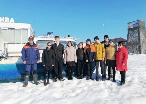 Спасатели научили школьников безопасности на воде и льду