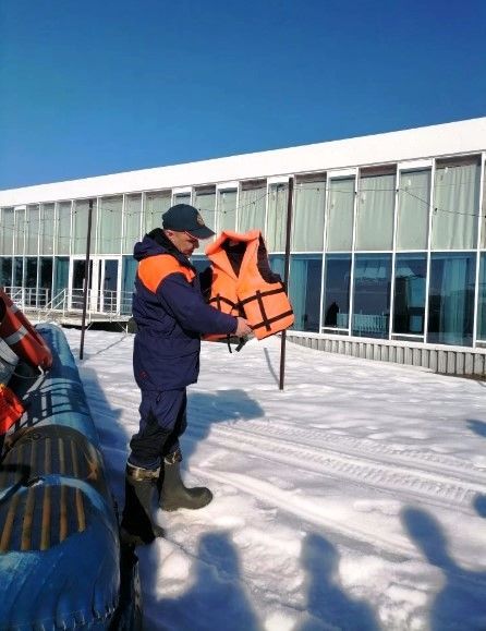 Спасатели научили школьников безопасности на воде и льду
