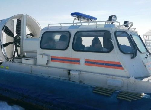 Спасатели научили школьников безопасности на воде и льду