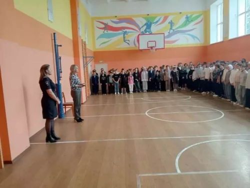 Юл хәрәкәте иминлеге инспекторы Ләйсәнә Шәфигуллина мәктәп укучыларына инструктаж үткәрде