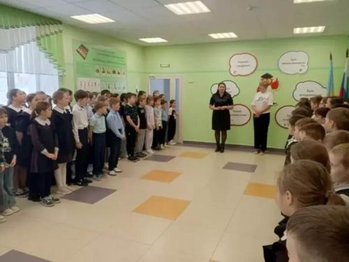 Юл хәрәкәте иминлеге инспекторы Ләйсәнә Шәфигуллина мәктәп укучыларына инструктаж үткәрде