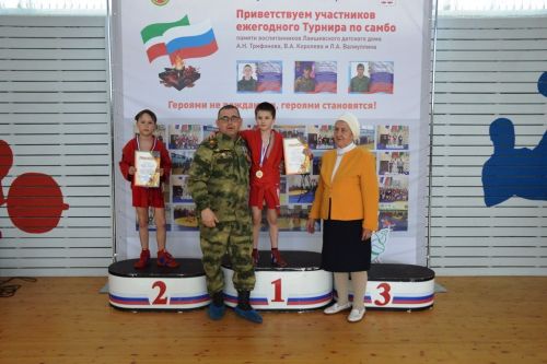 Награждение победителей турнира по самбо в честь памяти самбистов - воспитанников Лаишевского детского дома
