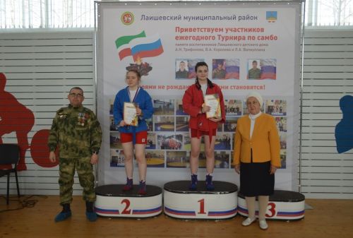 Награждение победителей турнира по самбо в честь памяти самбистов - воспитанников Лаишевского детского дома