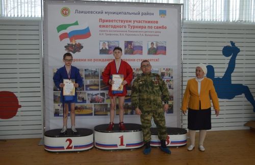 Награждение победителей турнира по самбо в честь памяти самбистов - воспитанников Лаишевского детского дома