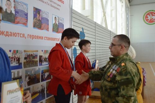 Награждение победителей турнира по самбо в честь памяти самбистов - воспитанников Лаишевского детского дома