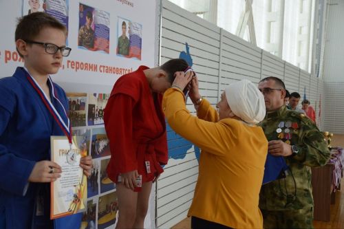 Награждение победителей турнира по самбо в честь памяти самбистов - воспитанников Лаишевского детского дома