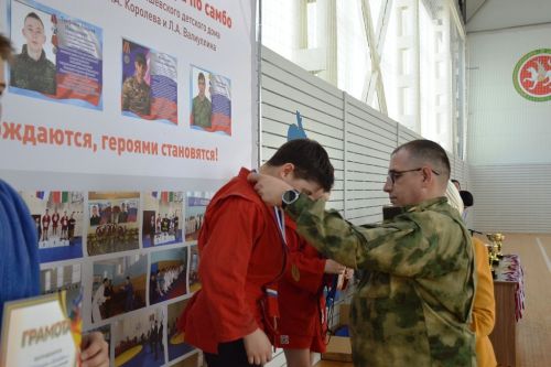 Награждение победителей турнира по самбо в честь памяти самбистов - воспитанников Лаишевского детского дома