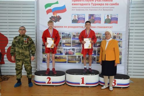 Награждение победителей турнира по самбо в честь памяти самбистов - воспитанников Лаишевского детского дома