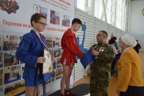 Награждение победителей турнира по самбо в честь памяти самбистов - воспитанников Лаишевского детского дома