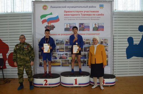 Награждение победителей турнира по самбо в честь памяти самбистов - воспитанников Лаишевского детского дома