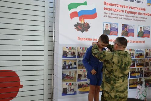 Награждение победителей турнира по самбо в честь памяти самбистов - воспитанников Лаишевского детского дома