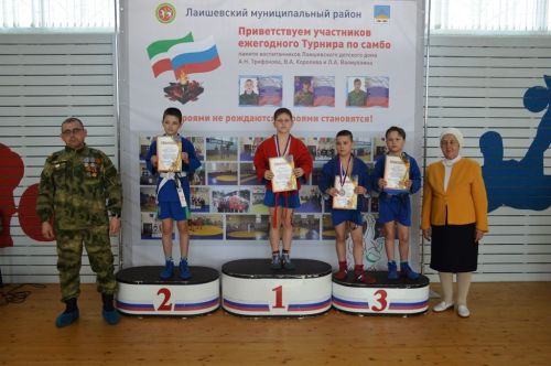 Награждение победителей турнира по самбо в честь памяти самбистов - воспитанников Лаишевского детского дома