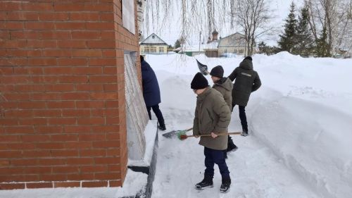 Учащиеся Лаишевского района ухаживают за памятником воинам-односельчанам
