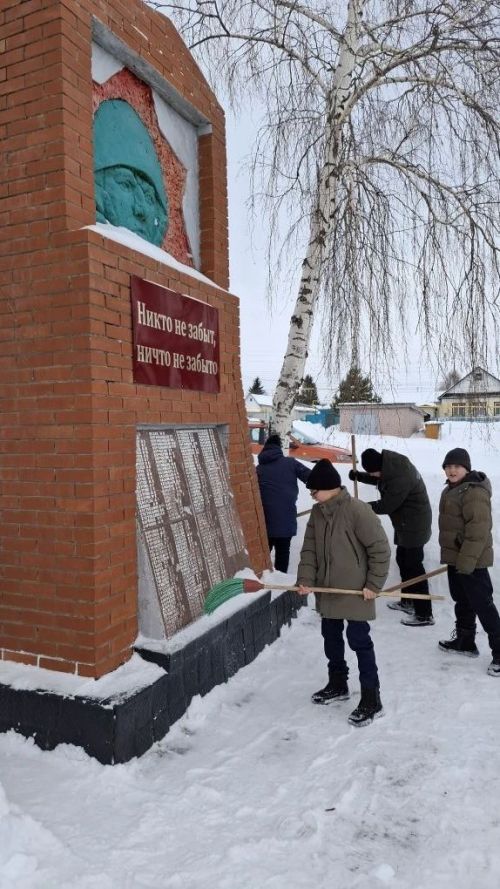 Учащиеся Лаишевского района ухаживают за памятником воинам-односельчанам