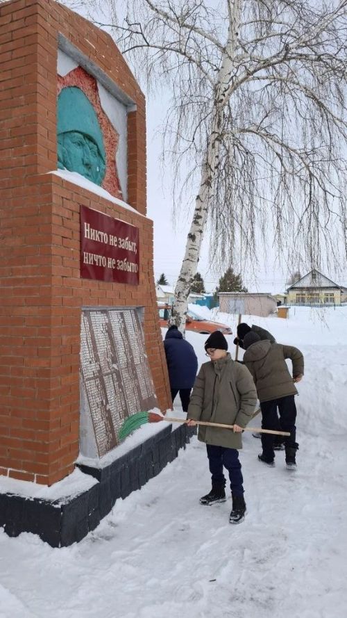 Учащиеся Лаишевского района ухаживают за памятником воинам-односельчанам