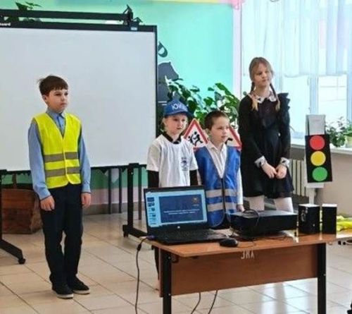 Куркынычсызлык юлы: Атабай урта мәктәбендә укучылар «Засветись»та яктырдылар