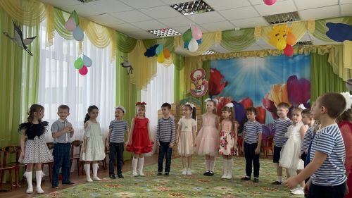В детском саду «Берёзка» ребята подарили мамам и бабушкам весенний праздник