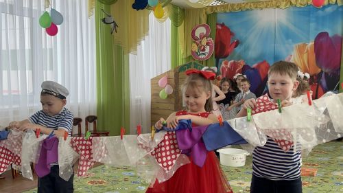 В детском саду «Берёзка» ребята подарили мамам и бабушкам весенний праздник