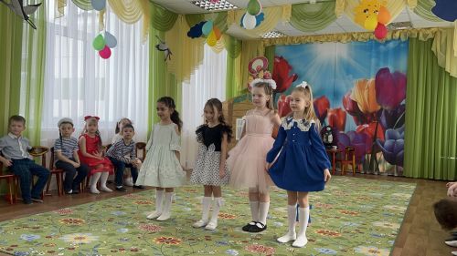 В детском саду «Берёзка» ребята подарили мамам и бабушкам весенний праздник