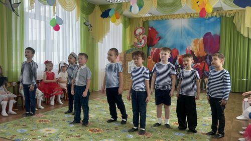В детском саду «Берёзка» ребята подарили мамам и бабушкам весенний праздник